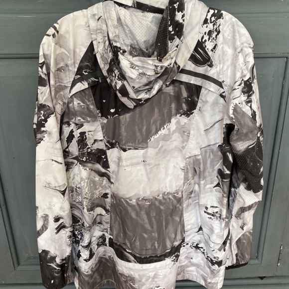 Lululemon windbreaker - Picture 3 of 4